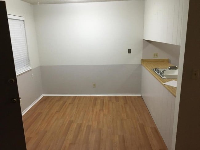 Building Photo - 2004 Ahern St