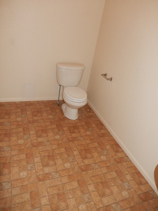 Building Photo - Great looking 2 bed 1.5 bath townhouse nea...