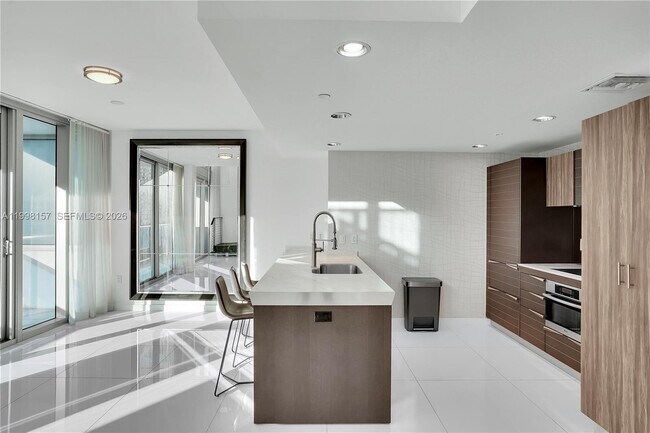 Building Photo - 200 Biscayne Blvd Way