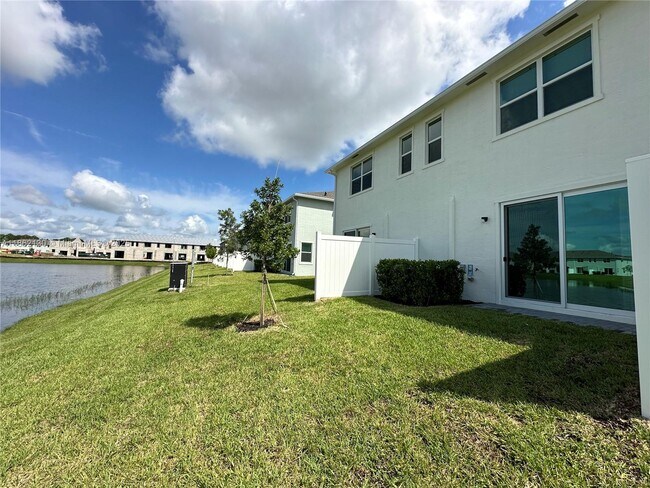Building Photo - 402 SE Crossoak Ln