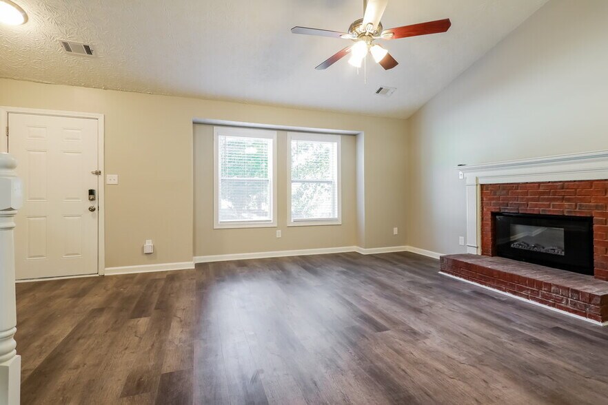 Building Photo - 350 Paris Dr