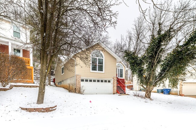 Building Photo - SPACIOUS 3 BEDROOM 2 BATH W/2 CAR GARAGE