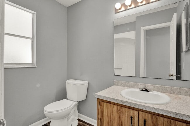 Building Photo - ***1ST MONTH RENT FREE! Cute 1 Bedroom Apartment In Orange City