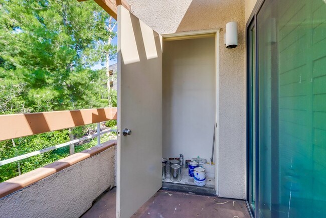 Building Photo - 6960 Golfcrest Dr