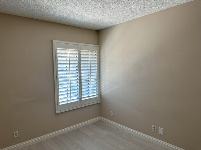 Building Photo - 3059 Delacodo Ave