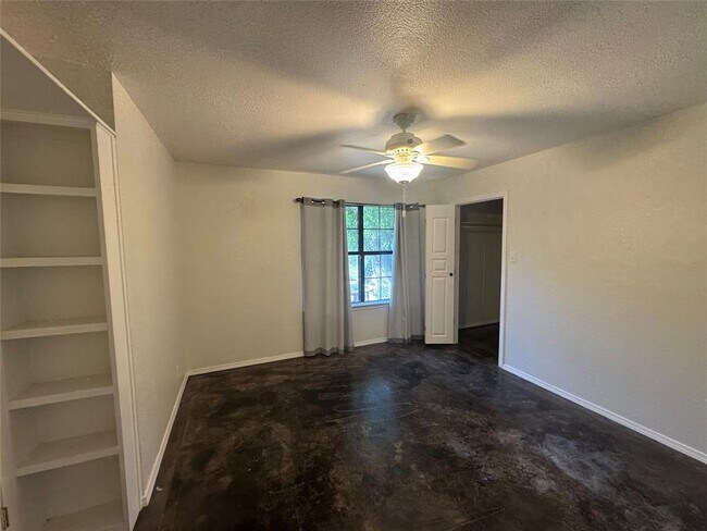 Building Photo - 1045 Hidden Hills Dr