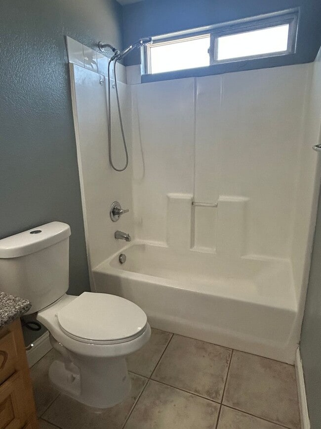 Building Photo - 3 Bedroom 2 bath home available