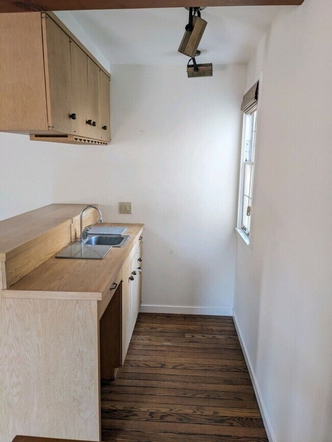 Building Photo - Spacious 4+ Bedroom House in Jordan Park with 2-Car Parking