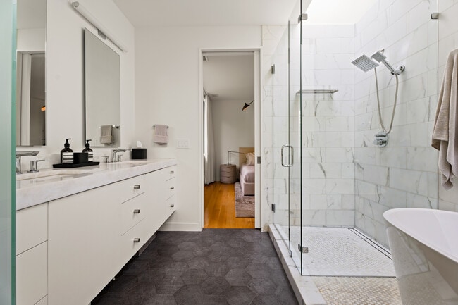 Building Photo - 2210 Westlake Dr