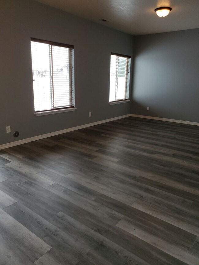 Building Photo - Beautiful 4 bedroom 3 bath home in the Landings!