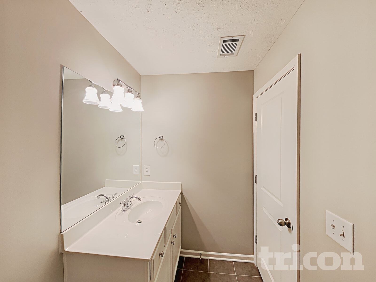 Building Photo - 1637 Robindale Dr