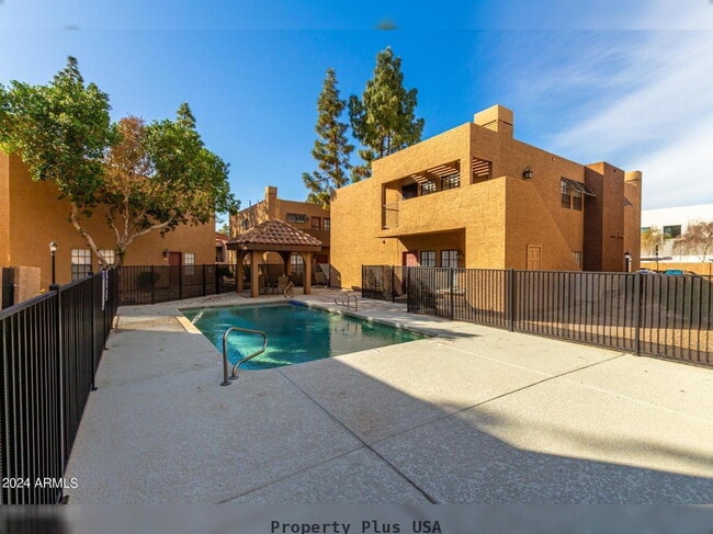 Building Photo - "Chic 2-Bedroom Retreat with 2.5 Baths in Prime Tempe Location – 1,072 Sq Ft of Modern Living!"