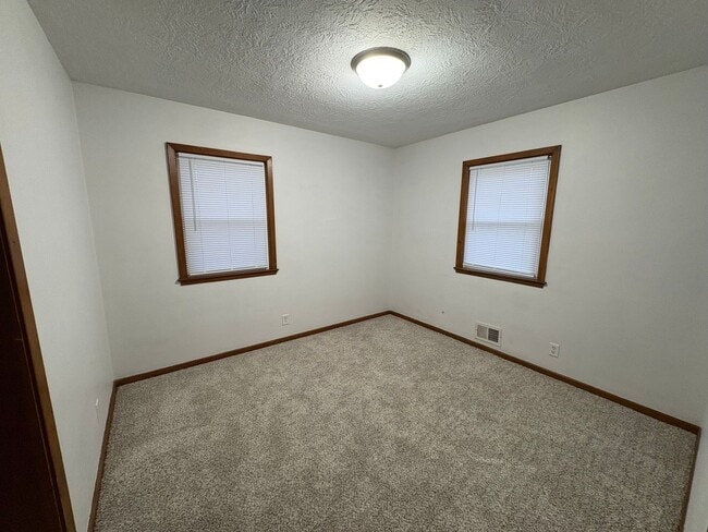 Building Photo - 320 Fanelle Ave