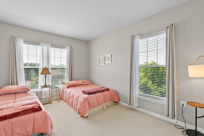 Building Photo - Luxurious Condo Living in Gated Stonegate ...