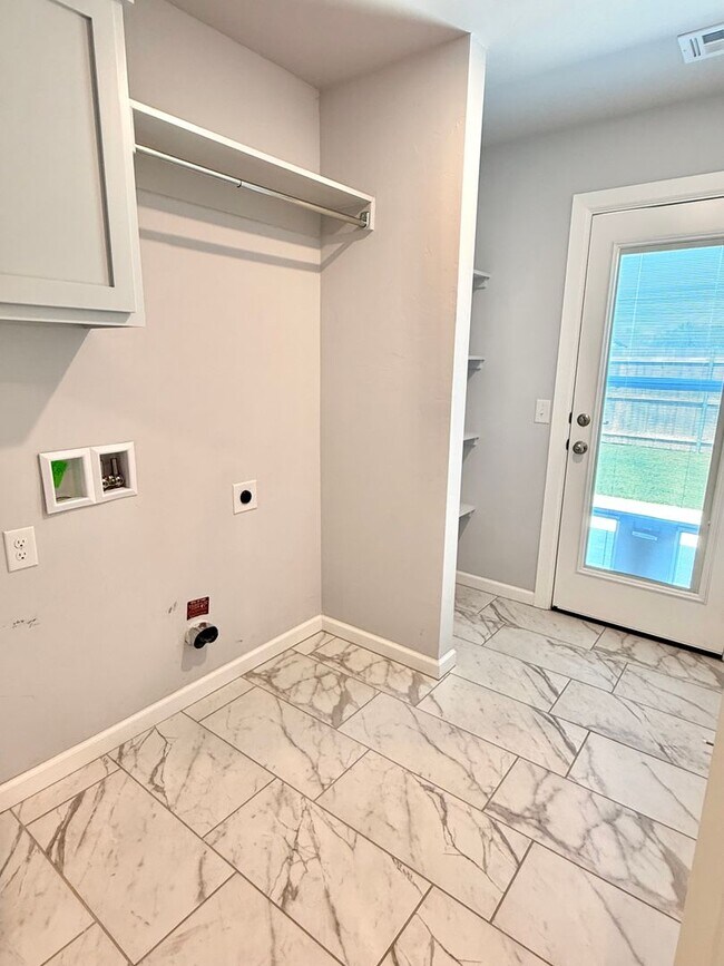 Building Photo - **Gorgeous Newer Build! 3 Bed 2 Bath**