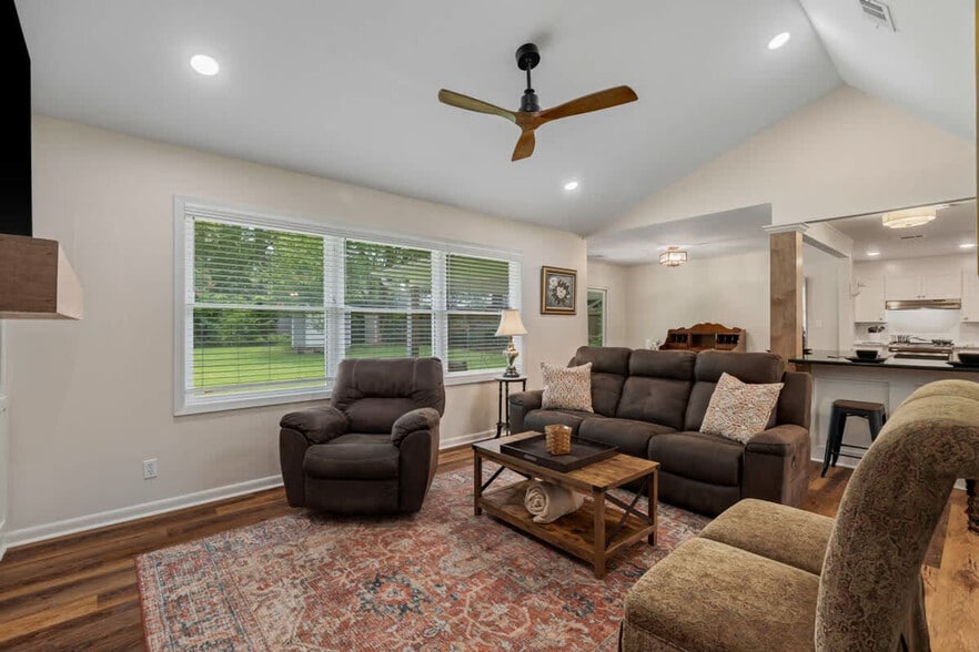 Building Photo - 608 S 21st Ave