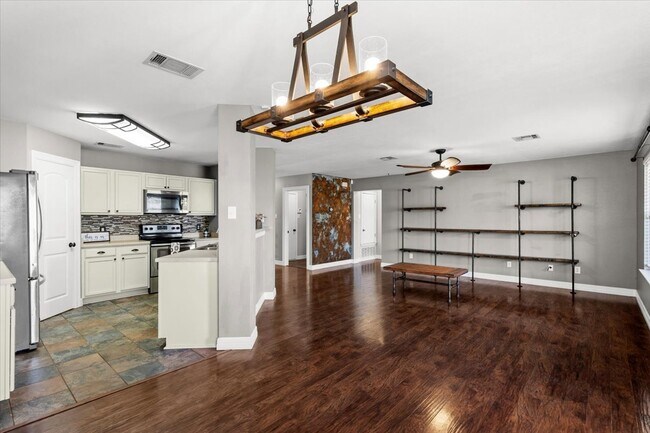 Primary Photo - 208 Rock Hound Ln