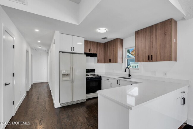 Building Photo - 526 Bradley Blvd