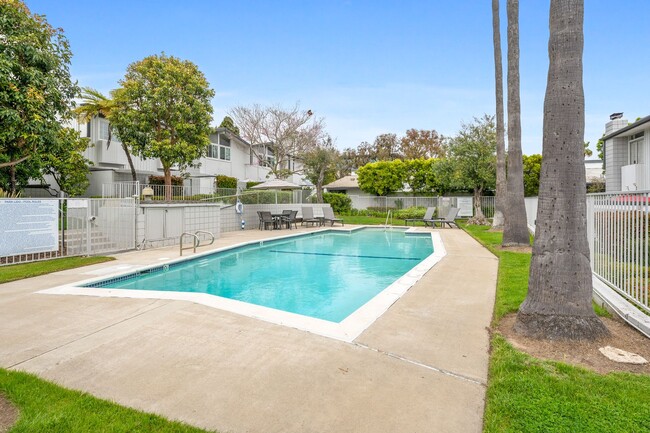 Building Photo - Upgraded 3 bed 2.5 bath Townhome in Newpor...