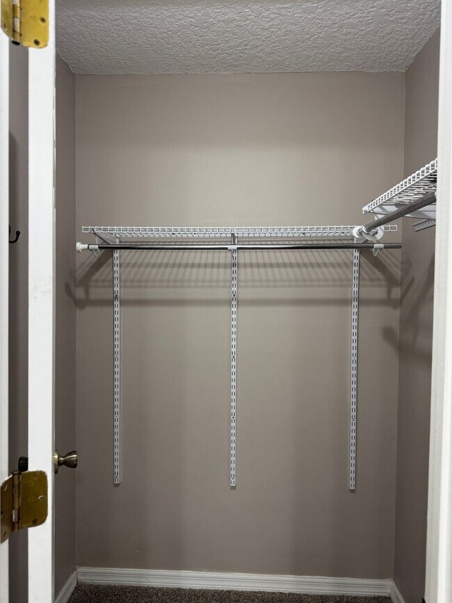 Building Photo - PENDING APPLICATIONS- MOVE IN SPECIAL- Cozy 1 Bed/ 1 Bath in King Oak Villas