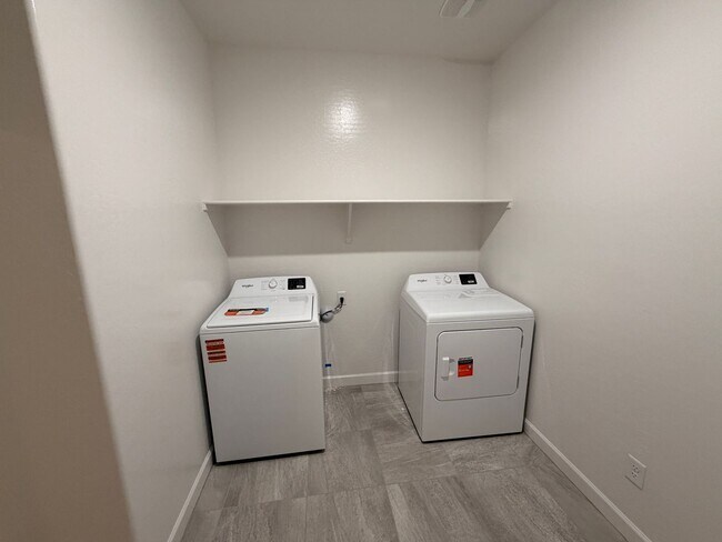 Building Photo - 1481 N Fenway Dr