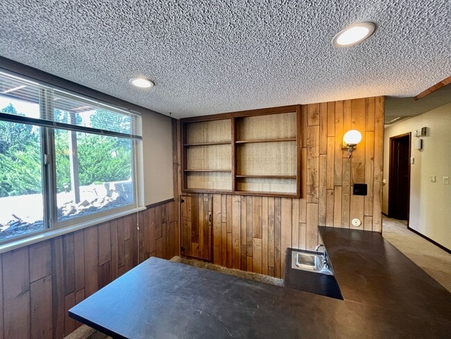 Building Photo - 4 Bedroom Bi Level Home in Rockrimmon