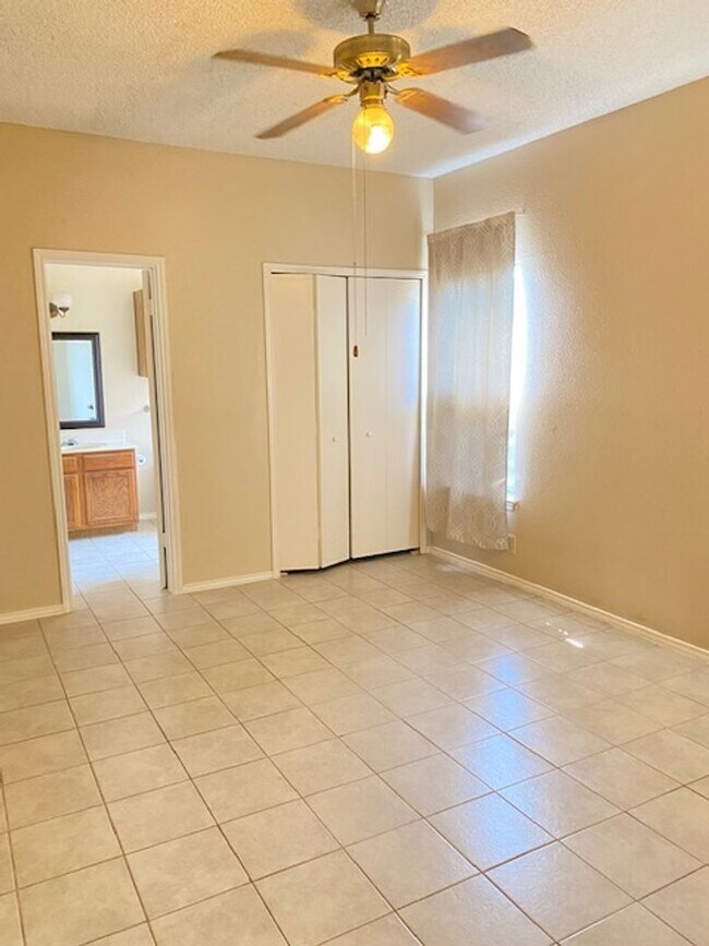 Building Photo - COMING SOON! Stoneridge Duplex Well-Maintained 3 Bedroom