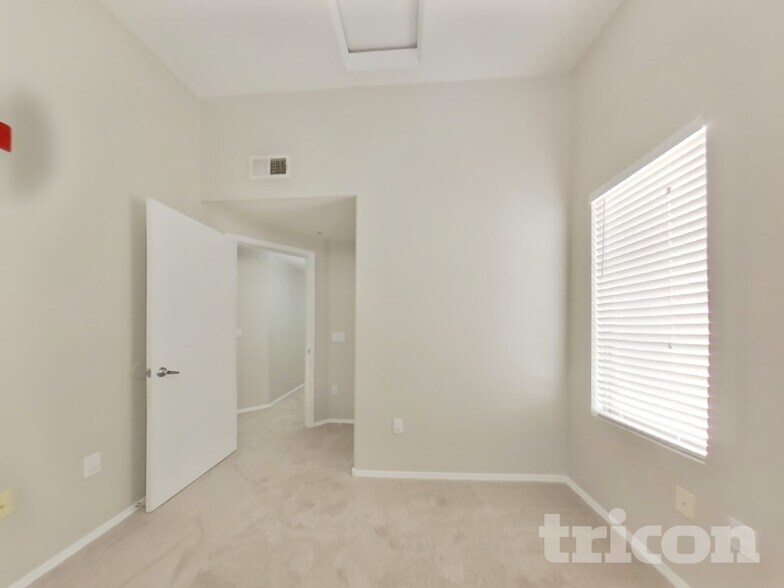 Building Photo - 16825 N 14th St