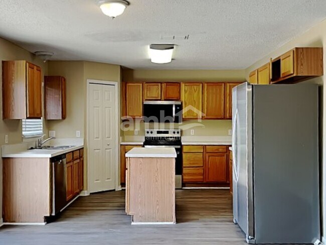 Building Photo - 130 Appleby St NE