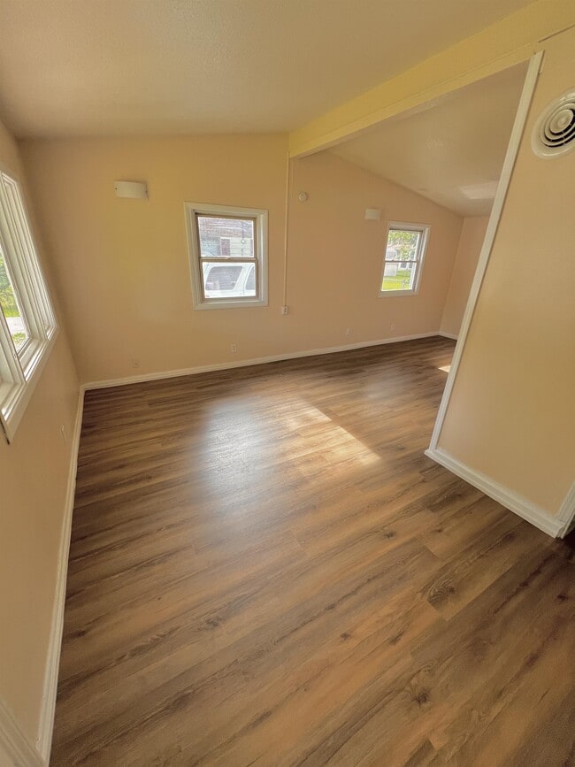 Building Photo - 214 W Worley St