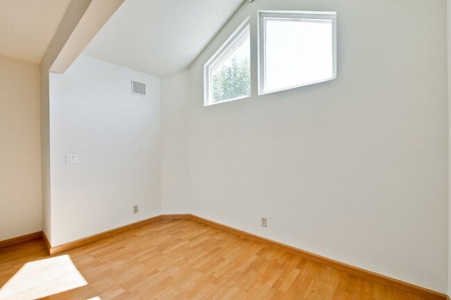 Building Photo - Hardwood Floors- A/C- Full Bedroom and Bath on First Floor: Fresh Paint