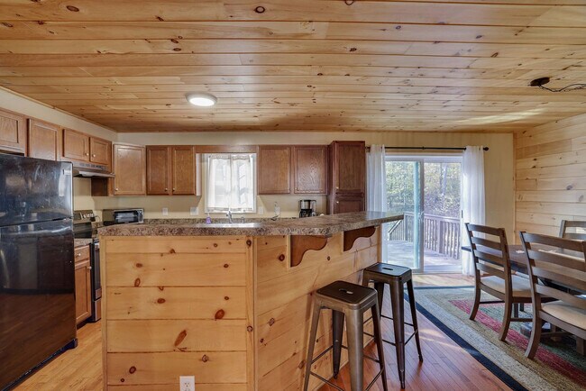 Building Photo - 255 Hillary Dr W