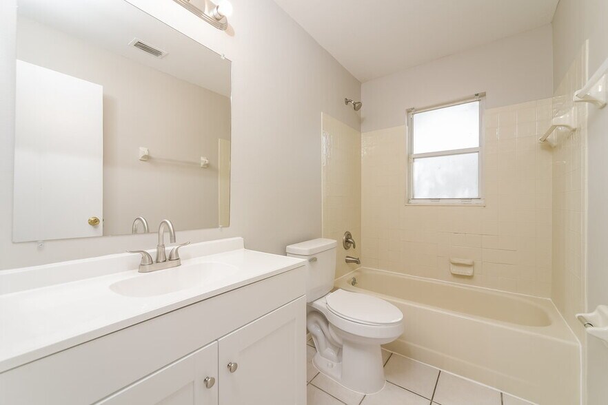 Building Photo - 224 Kingshill Ct SE