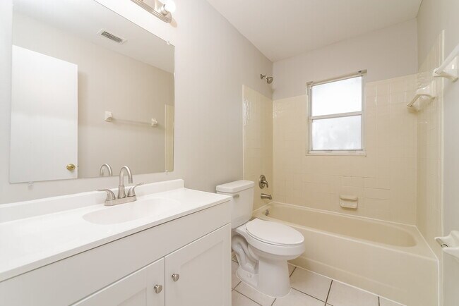 Building Photo - 224 Kingshill Ct SE