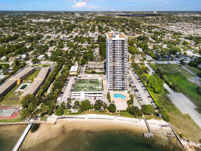 Building Photo - 5600 N Flagler Dr