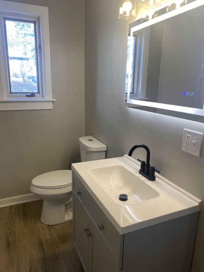 Building Photo - ADORABLE 2 BEDROOM / 1 BATH BRICK RANCH HOME - E McKEEPSPORT