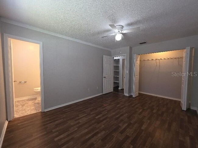 Building Photo - 843 Grove Ave