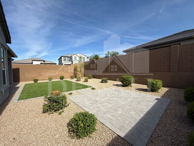 Building Photo - 6010 E Quail Ave