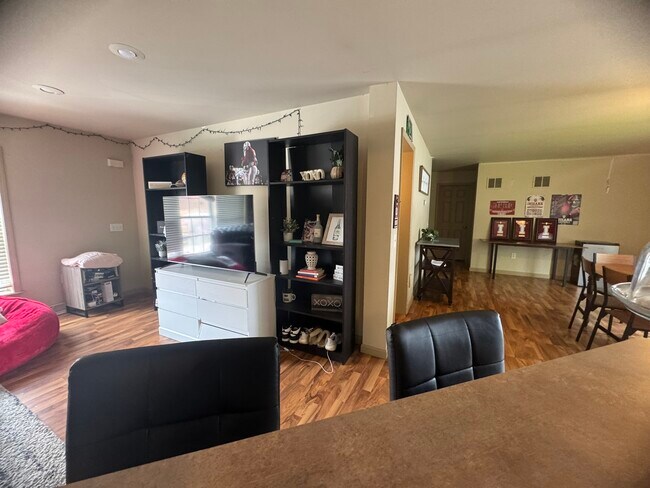 Building Photo - 201 E 19th St