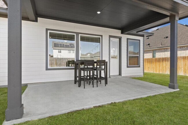 Building Photo - 908 Knowles Dr