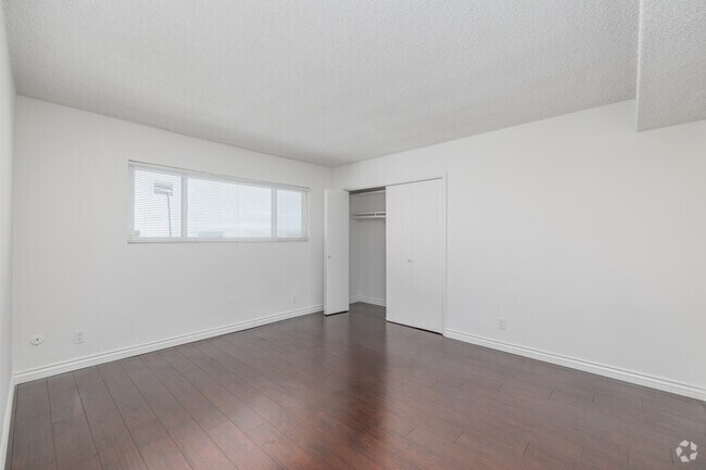 2BR, 2BA - 1,200SF - Bedroom - 309 S Doheny Dr