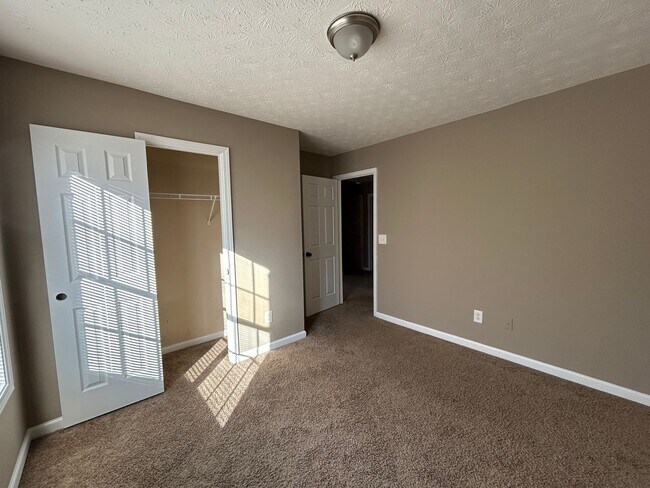 Building Photo - 1536 Ravens Run - Recently Renovated! Bran...