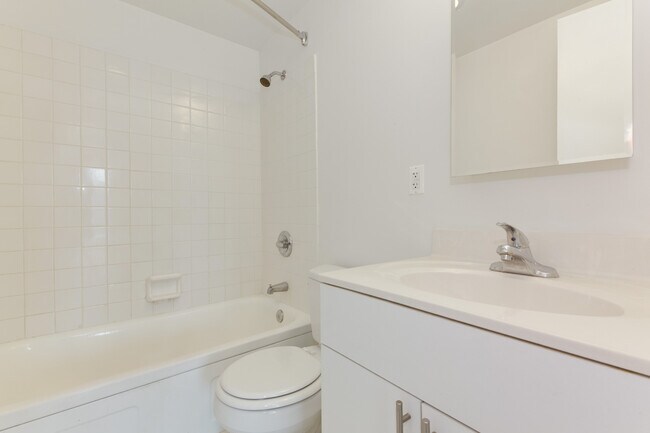 Building Photo - Sunny 1 bedroom condo in SW Waterfront!