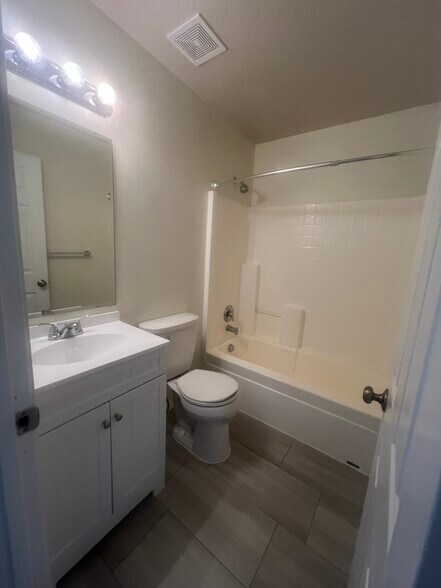 Hall bathroom - 1907 N Thistle Dr