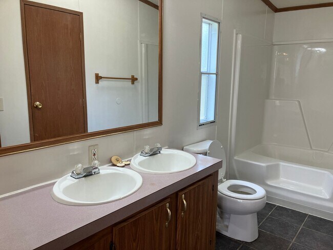 Building Photo - Three Bedroom Home in Hickory