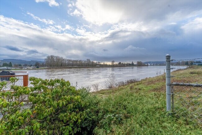 Building Photo - RIVERFRONT CONDO IN LONGVIEW