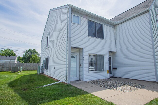 Building Photo - 75 Rosebud Ln