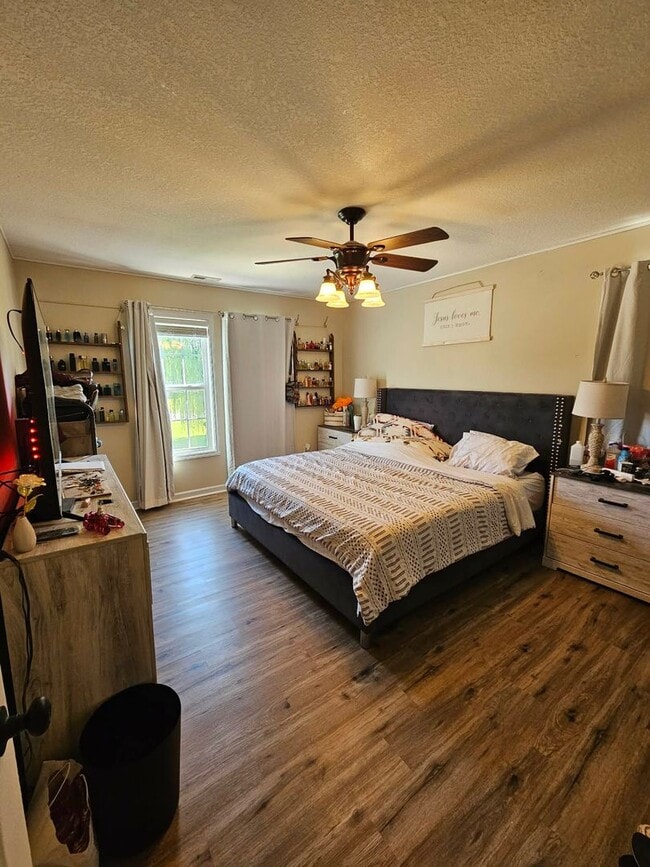 Building Photo - Nicely Updated 5 Bedroom Home!
