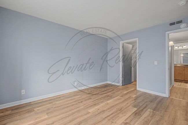 Building Photo - Two Bedroom Condo, First Floor, across from Madison Park with stackable washer/dryer!