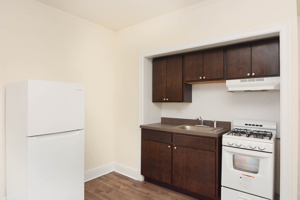 Building Photo - 3335 W Diversey Ave